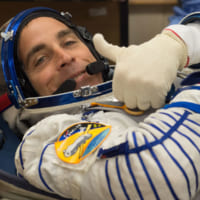 サムアップサインのキャシディ宇宙飛行士（Image：ロスコスモス）