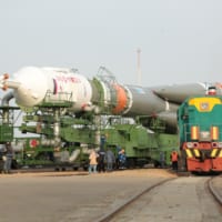 ソユーズMS-16を載せたソユーズ2.1aロケットと牽引機関車（Image：Roscosmos）