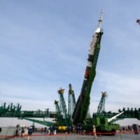 起こされるソユーズ2.1aロケット（Image：Roscosmos）