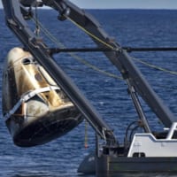 大西洋上で回収された無人のクルードラゴン（C201）（Image：SpaceX）