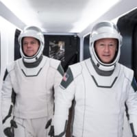 クルードラゴン用宇宙服を着たベンケン宇宙飛行士（左）とハーレイ宇宙飛行士（右）（Image：SpaceX）