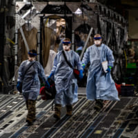 ドイツのラムシュタイン空軍基地に到着した新型コロナウイルス患者と救急救命航空輸送チーム（Image：USAF）