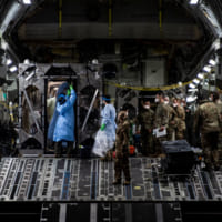 患者の搬送準備を進めるCCATTクルー（Image：USAF）