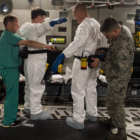 防護服を着込むCCATTクルー（Image：USAF）