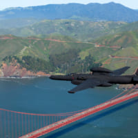 サンフランシスコのゴールデンゲートブリッジ上空を飛ぶU-2S（Image：USAF）