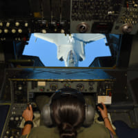 フライングブームを操作してF-35Aに空中給油を行う（Image：USAF）