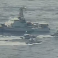 アメリカ沿岸警備隊の船に異常接近するイラン革命防衛隊の小型船舶（Image：U.S.Navy）