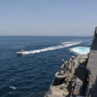 駆逐艦ポール・ハミルトンの近傍を通過するイラン革命防衛隊の小型船舶（Image：U.S.Navy）