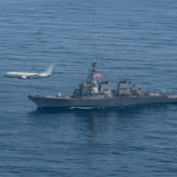 地中海で駆逐艦ポーター（DDG-78）上空を飛ぶP-8A（Image：U.S.Navy）