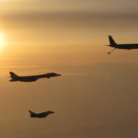 空中給油を行なうB-1Bとイギリス空軍のユーロファイター・タイフーン（Image：MoD Crown Copyright 2020）