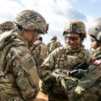 談笑するアメリカとポーランドの兵士（Image：U.S.Army）