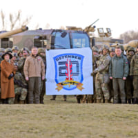 ポーランドのデュダ大統領、ブワシュチャク国防相とアメリカ・ポーランドの兵士たち（Image：U.S.Army）