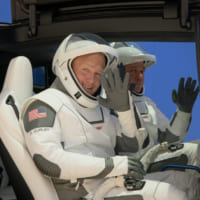 テスラ製の宇宙飛行士移動車に乗り込んだ2名の宇宙飛行士（Imge：NASA）