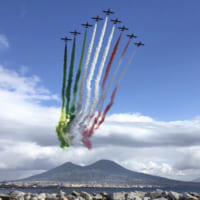 ナポリ上空を飛ぶフレッチェ・トリコローリ（Image：イタリア空軍）