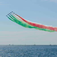 海上を飛ぶフレッチェ・トリコローリ（Image：イタリア空軍）