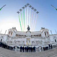 共和国記念日にローマ上空を飛ぶフレッチェ・トリコローリ（Image：イタリア空軍）