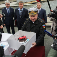 記念のケーキを示すコロレフ少将（Image：ロシア国防省）