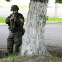 木陰から銃を向ける警備兵（image：ロシア国防省）