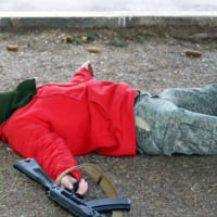 撃たれて「死亡」したテロリスト役の兵士（image：ロシア国防省）