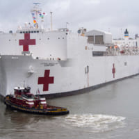 ニューヨーク港の埠頭を離れる病院船コンフォート（Image：U.S.Navy）