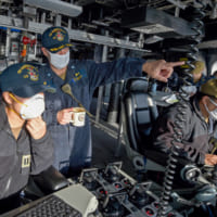 マグカップを手に乗組員に指示を出すロネロ艦長（Image：U.S.Navy）