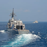 ガブリエル・ギフォーズと戦術運動訓練をする護衛艦てるづき（Image：U.S.Navy）