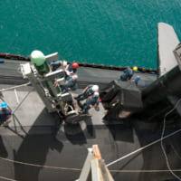潜水艦に運び込まれるMk48魚雷（Image：U.S.Navy）