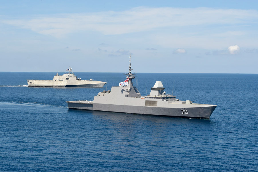 アメリカ海軍　中国が進出を強める南シナ海でシンガポール海軍と共同訓練
