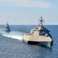 単縦陣で航行するガブルエル・ギフォーズとステッドファスト（Image：U.S.Navy）
