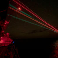夜間に着艦する航空機の軌跡（Image：U.S.Navy）
