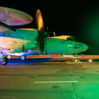 夜間の発艦を待つVAW-120のE-2D（Image：U.S.Navy）