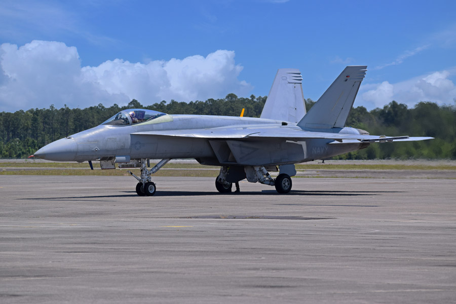 アメリカ海軍ブルーエンジェルズ　2021年からの使用機F/A-18E改修1号機受領