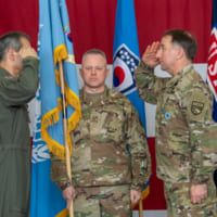 敬礼を交わすウィルスバッハ空軍中将とエイブラムス陸軍大将（Image：USAF）