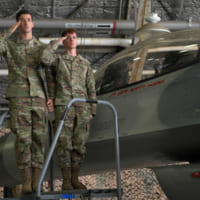 プリュス新司令官に敬礼する第51戦闘航空団の整備員（Image：USAF）
