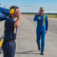 パイロットと整備員で敬礼の角度が違うアメリカ海軍ブルーエンジェルズ （Image：U.S.Navy）
