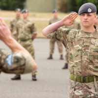 手のひらを相手に向けるイギリス陸軍の敬礼（Image：Crown Copyright）