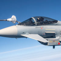 北海上空でイギリス空軍のボイジャーから空中給油を受けるドイツ空軍TLG73ユーロファイター（Image：Crown Copyright 2020）