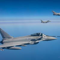 空中給油中のイギリス空軍第XI(F)飛行隊のユーロファイター・タイフーン（Image：Crown Copyright 2020）