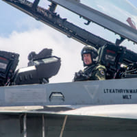 VFA-211のF／A-18Fに乗り込んだオショーネシー空軍大将（Image：U.S.Navy）