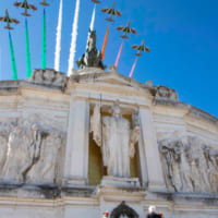 国父の祭壇上空を通過するフレッチェ・トリコローリ（Image：イタリア大統領府）