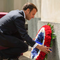 ロンドンのド・ゴール像に花を捧げるマクロン大統領（Image：Crown Copyright）