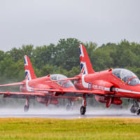 イギリスでは雨の中離陸するレッドアローズ（Image：RAF, Crown Copyright 2020）
