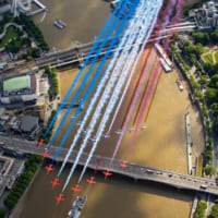 ロンドン上空を飛ぶレッドアローズとパトルイユ・ド・フランス（Image：RAF, Crown Copyright 2020）