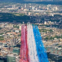 トリコロールのスモークが空を彩る（Image：RAF, Crown Copyright 2020）