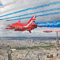 パトルイユ・ド・フランスに続いてパリ上空を飛ぶレッドアローズ（Image：RAF, Crown Copyright 2020）
