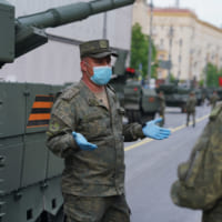 兵士はマスクと薄手のゴム手袋を着用（Image：ロシア国防省）