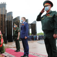 戦没者追悼碑に花を捧げ敬礼する軍関係者（Image：ロシア国防省）