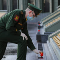 戦没者の碑にキャンドルを捧げる兵士（Image：ロシア国防省）