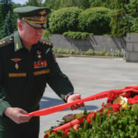 戦没者追悼碑に花を捧げるズラブレフ西部軍管区司令官（Image：ロシア国防省）
