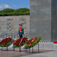 戦没者追悼碑に捧げられた花（Image：ロシア国防省）